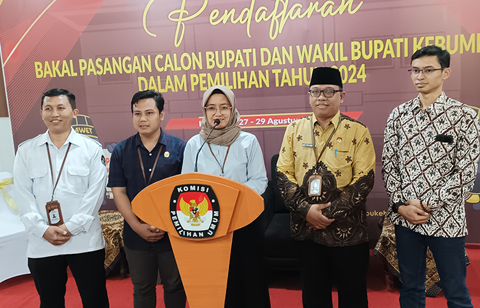 PAPARAN : Ketua KPU Kebumen Dzakiyatul Banat didampingi jajaran komisioner memberikan keterangan pers soal kesiapan menyambut prosesi pendaftaran bakal calon kepala daerah. (M Hafied/Radar Jogja)