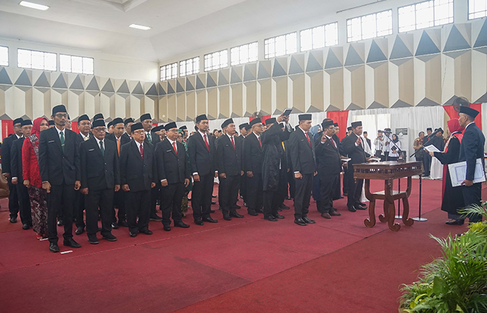 RESMI: Ketua Pengadilan Negeri Mungkid Ita Widyaningsih saat melantik dan mengambil sumpah/janji anggota DPRD Kabupaten Magelang periode 2024-2029.Prokompim Kabupaten Magelang