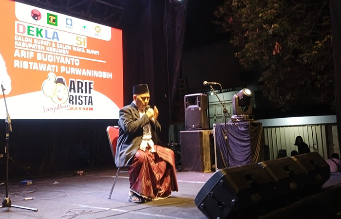 KHUSYUK : Ulama besar Kebumen KH Wahib Mahfudz memimpin doa saat deklarasi dukungan lima partai politik untuk pasangan Arif-Rista. (M Hafied/Radar Jogja)