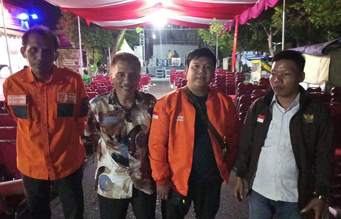 NYATAKAN DUKUNGAN : Sekretaris Partai Buruh Kebumen Nur Saodik Subiantoro (kiri), Ketua Partai Buruh Kebumen Adi Prasetyo (dua dari kanan) serta Ketua DPC PBB Kebumen Istiyanto (kiri)
