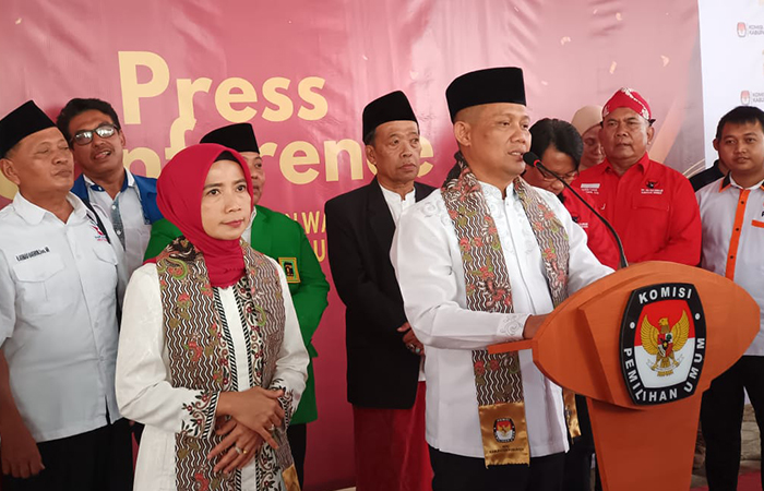 KOMPAK : Arif Sugiyanto-Ristawati Purwaningsih (Arif-Rista) menjadi kandidat pertama calon kepala daerah yang mendaftar ke KPU Kebumen.(M Hafied/Radar Jogja)