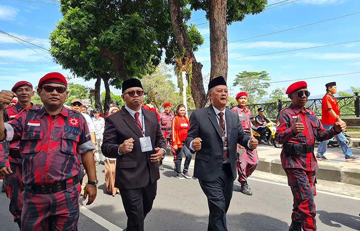 BAWA SEMANGAT: Paslon Damar dan Sri Harso telah melakukan pendaftaran Pilkada 2024 di kantor KPU Kota Magelang, Rabu (28/8).NAILA NIHAYAH/RADAR JOGJA