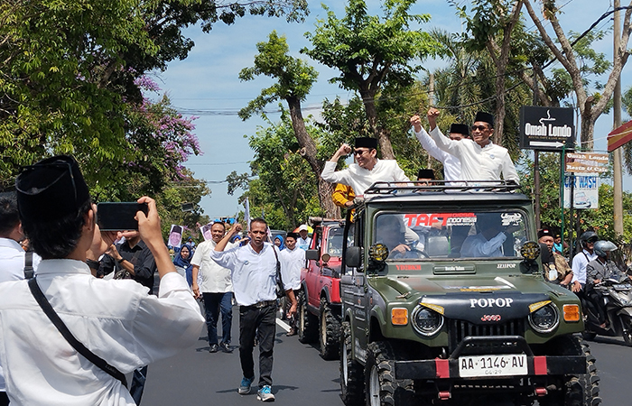 OPTIMISTIS: Paslon Yophi-Lukman saat menaiki mobil jip datang ke KPU Purworejo untuk mendaftarkan diri sebagai bapaslon Bupati dan Wakil Bupati Purworejo, pagi (28/8).JIHAN ARON VAHERA/RADAR JOGJA