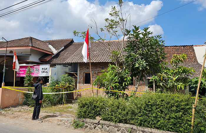 OLAH TKP: Rumah milik MF di RT 4/RW 4 Paremono, Mungkid digunakan untuk membuat miras oplosan.