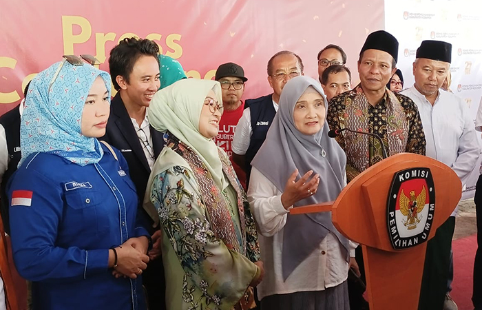 BERI DUKUNGAN : Mantan Bupati Kebumen sekaligus mantan Wakil Gubernur Jawa Tengah Rustriningsih memberikan sambutan pada saat prosesi pendaftaran Lilis-Zaeni ke Kantor KPU Kebumen.