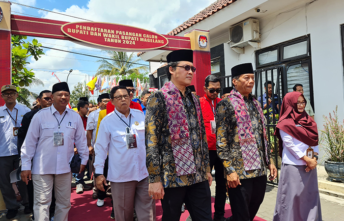 HENDAK MENDAFTAR: Pasangan Grengseng Pamuji-Sahid mendaftar ke Kantor KPU Kabupaten Magelang, Kamis (29/8).NAILA NIHAYAH/RADAR JOGJA