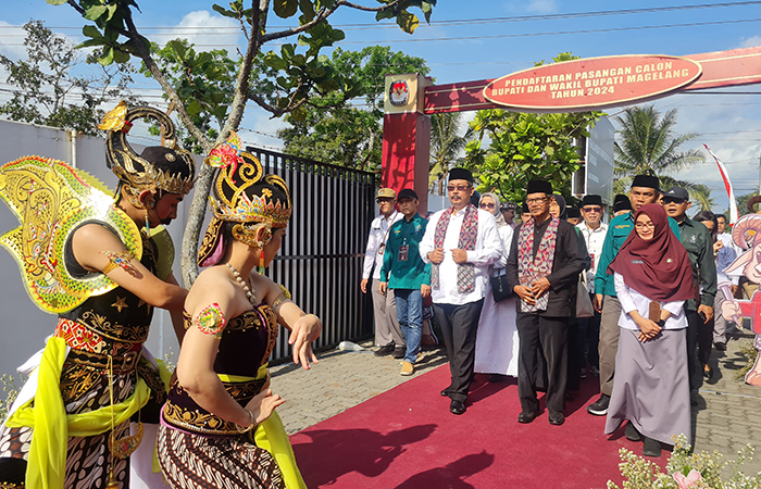 DISAMBUT: Pasangan Sudaryanto dan Agung Trijaya tiba di Kantor KPU Kabupaten Magelang untuk mendaftarkan diri sebagai pasangan bakal calon bupati dan wakil bupati Magelang.
