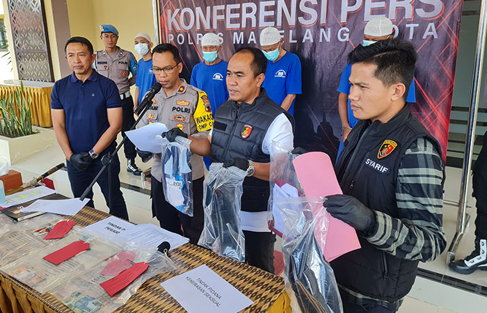 TUNJUKKAN BUKTI: Wakapolres Magelang Kota didampingi Kasat Reskrim Polres Magelang Kota saat menunjukkan barang bukti yang digunakan guru SD untuk mencabuli siswanya.