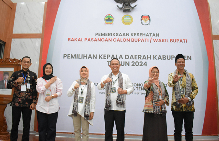 Dua bakal pasangan calon Arif-Rista dan Lilis-Zaeni menjalani pemeriksaan kesehatan di RSUD Margono Soekarjo Purwokerto, kemarin. (M Hafied/Radar Jogja)