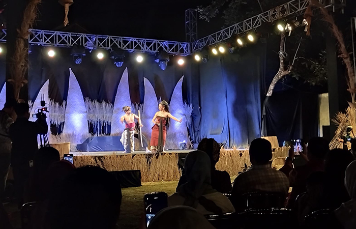 MENAWAN: Pagelaran Sendratari Nyai Bagelen pada soft launching wisata Demaji Ecopark di Dusun Sawahan, Desa Kaligono, Kaligesing, Purworejo, Sabtu (31/8).Demaji Ecopark untuk Radar Jogja