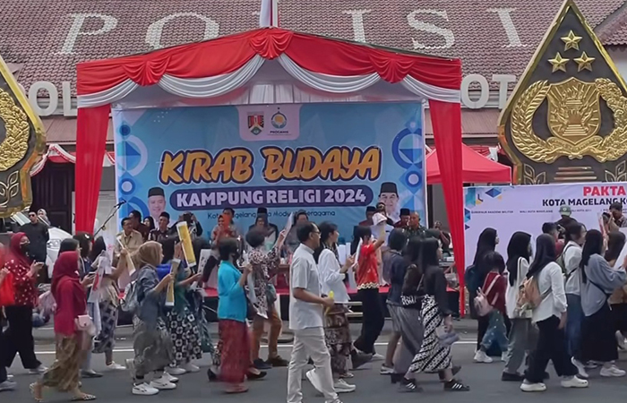 MERIAH: Ribuan warga Magelang menyaksikan kirab budaya Kampung Religi berlangsung meriah di Alun-Alun Kota Magelang, Minggu (1/9).Dok: Prokompim Kota Magelang