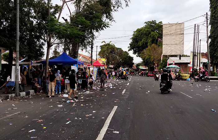 KESADARAN RENDAH: Sampah berserakan di jalan usai kegiatan karnaval. Pasukan Ungu DLHP Purworejo bergerak cepat membersihkan sampah-sampah tersebut, Sabtu (31/8) sore.JIHAN ARON VAHERA/RADAR JOGJA
