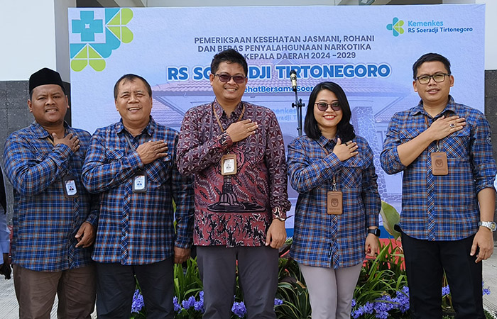 MENDAMPINGI: Komisioner KPU Kabupaten Purworejo usai mendampingi bapaslon Bupati dan Wakil Bupati Purworejo jalani rikes di RSUP dr. Soeradji Tirtonegoro Klaten.