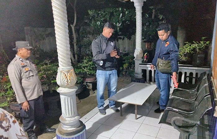 OLAH TKP: Petugas dari Polsek Buluspesantren mendatangi lokasi penemuan bayi di Desa Arjowinangun, Kecamatan Buluspesantren pada Senin (2/9) malam.