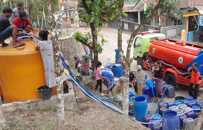 DAMPAK KEMARAU: Warga di wilayah utara Kebumen memanfaatkan droping bantuan air bersih dari BPBD Kebumen.