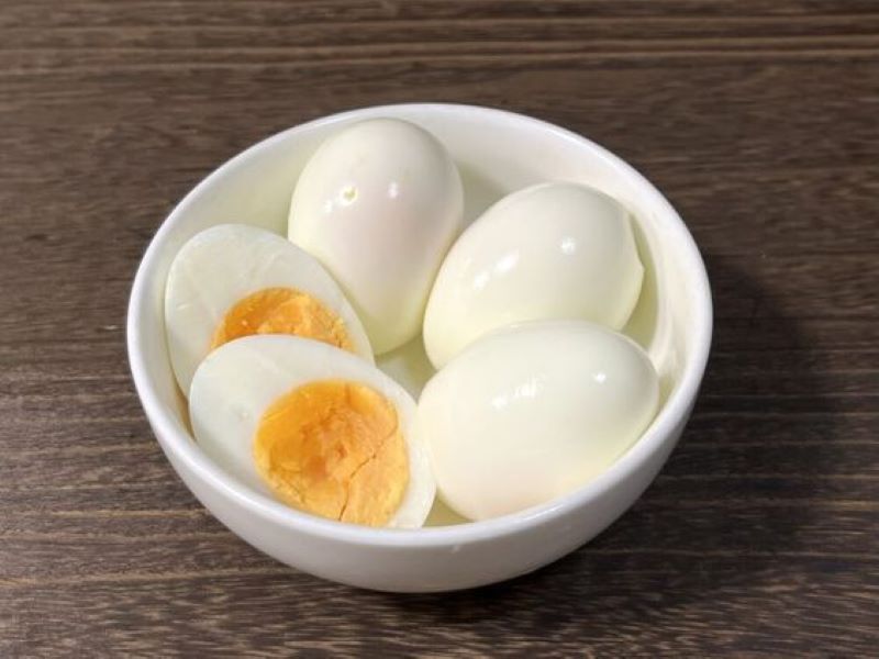 Telur rebus, makanan kaya protein.