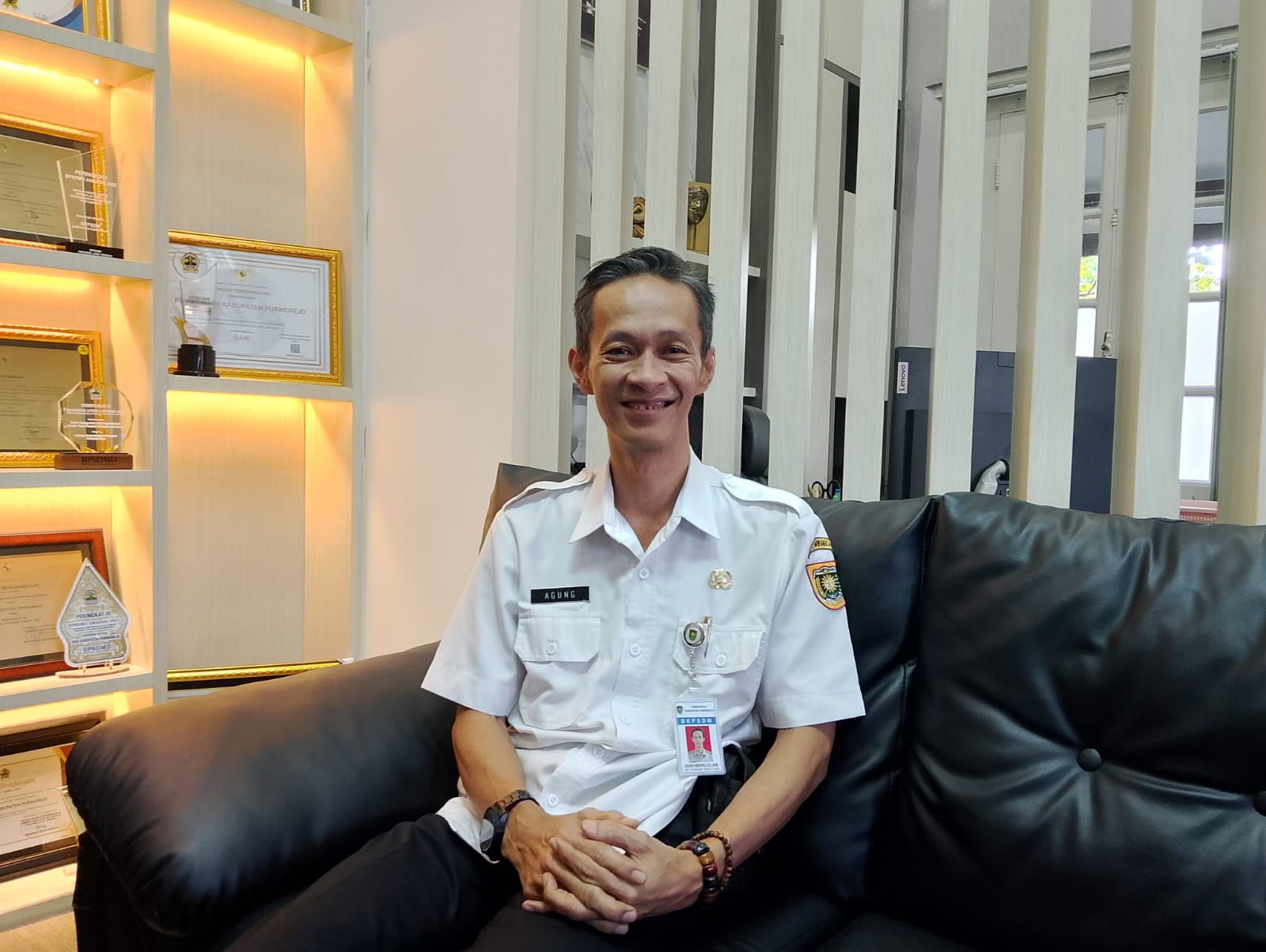 Kepala BKPSDM Purworejo Agung Wibowo saat menujukkan ruang layanan konsultasi. (JIHAN ARON VAHERA/RADAR JOGJA)