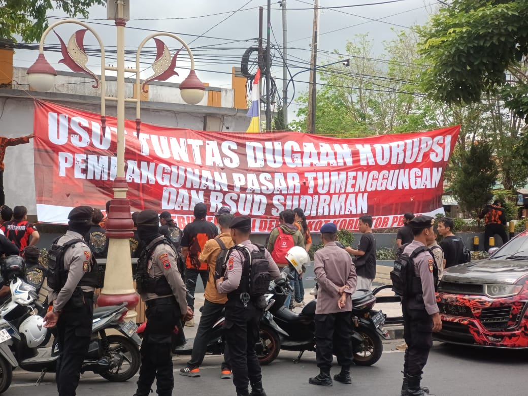 ASPIRASI : Sekelompok massa membengangkan spanduk berisi tuntutan agar aparat mengusut tuntas soal dugaan korupsi pada pembangunan Pasar Tumenggungan dan RSUD Dr Soedieman. (M Hafied/Radar Jogja)
