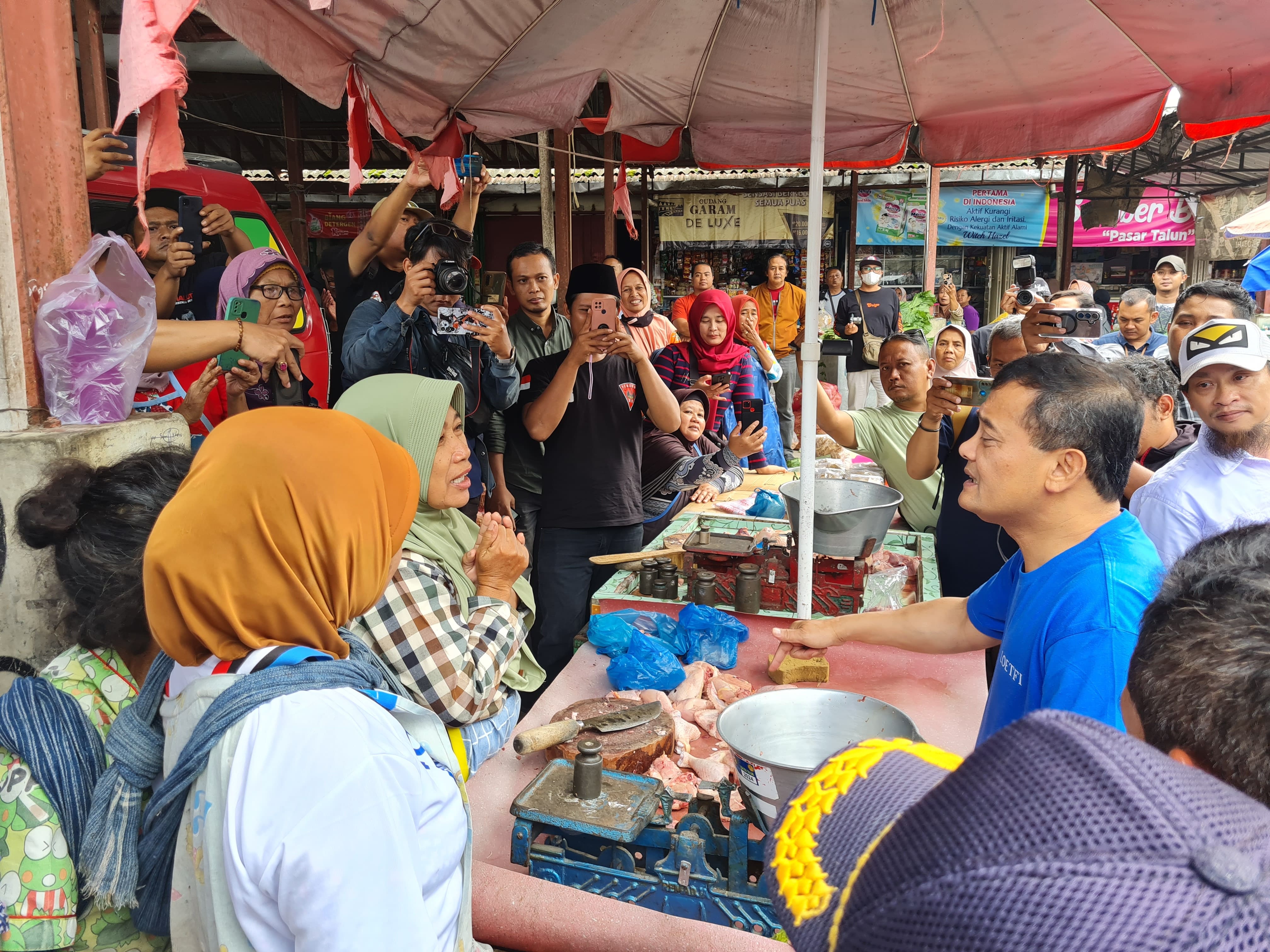 &nbsp;  SAPA WARGA: Bakal calon gubernur Jateng Ahmad Luthfi mengunjungi Pasar Talun, Dukun pada Rabu (11/9).  &nbsp;