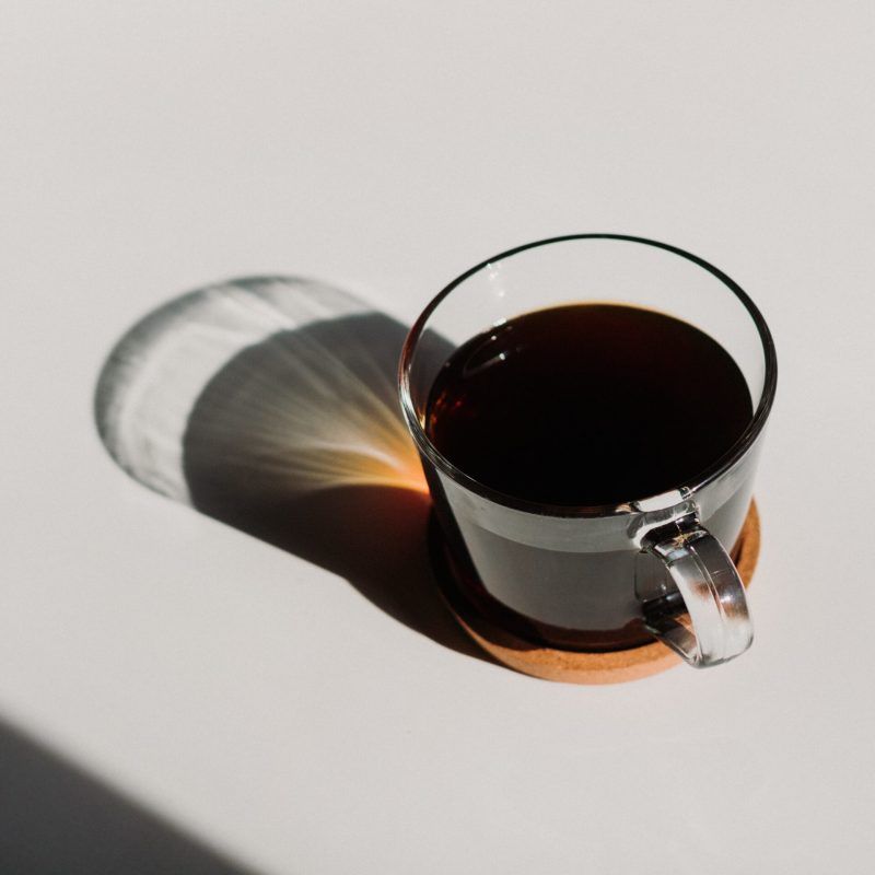 Secangkir kopi hitam.