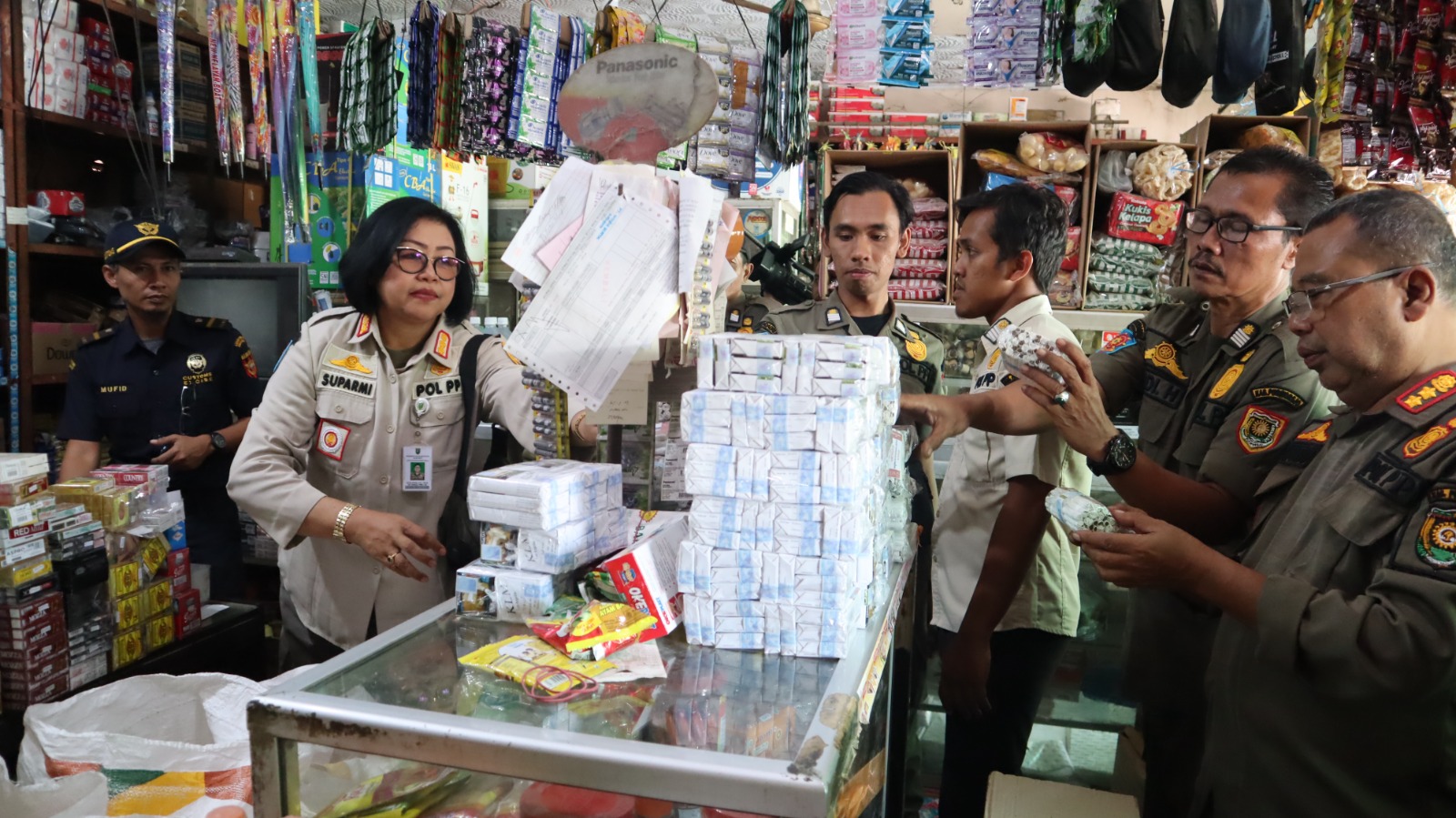 Tim gabungan dari Purworejo dan Kebumen saat melaksanakan operasi pemberantasan Barang Kena Cukai (BKC) ilegal di wilayah perbatasan Purworejo-Kebumen.