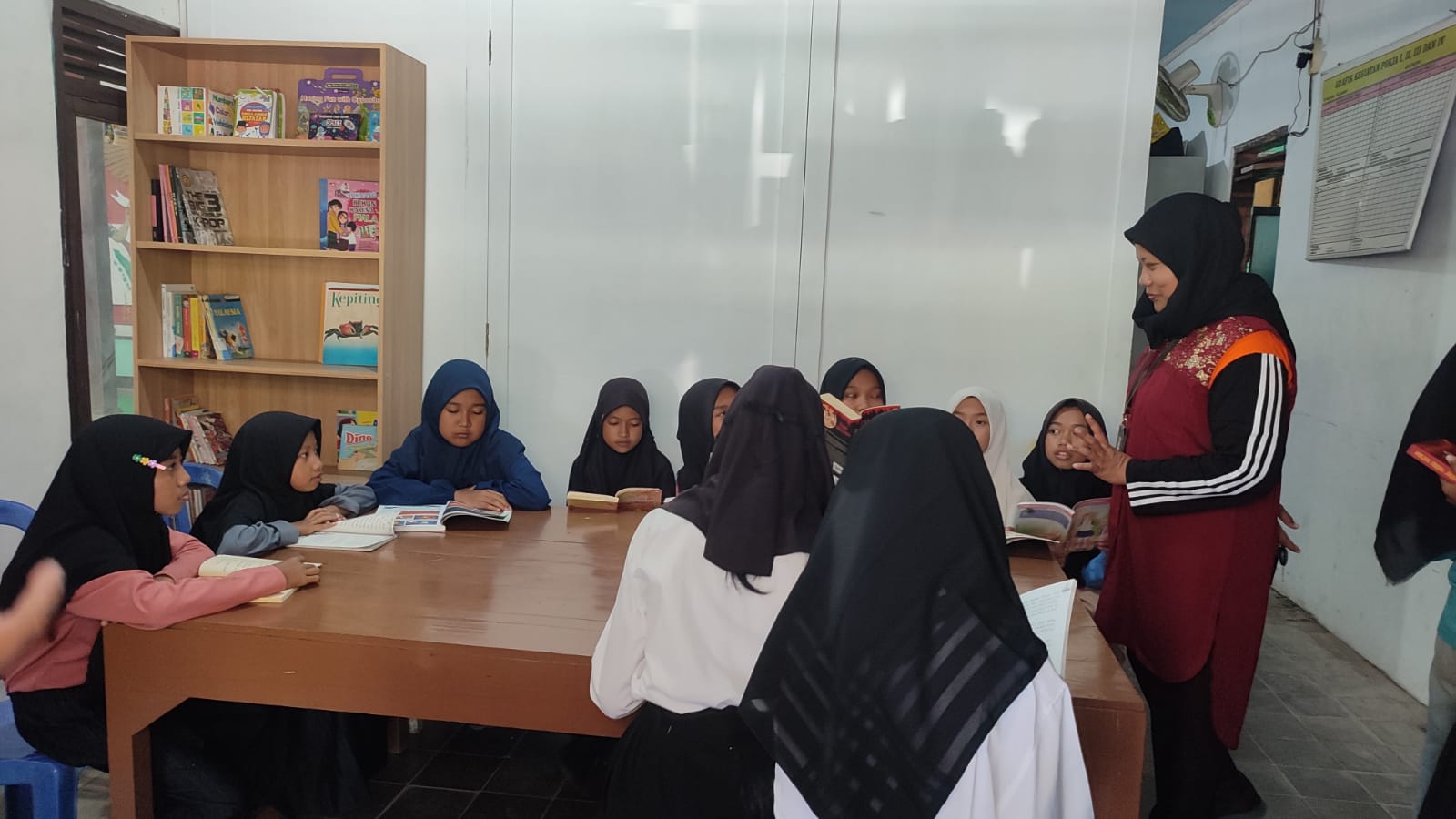 Anak-anak Desa Wareng tengah membaca di Taman Baca Desa Wareng yang berlokasi di Balai Desa Wareng.