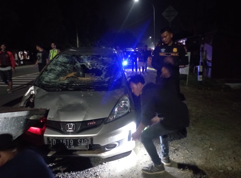 SASARAN WARGA : Warga melakukan pengerusakan mobil Honda Jazz yang diduga akan melarikan diri usai menabrak seorang lansia di Jalan Pansela, Desa Tambakmulya, Puring. (Istimewa)