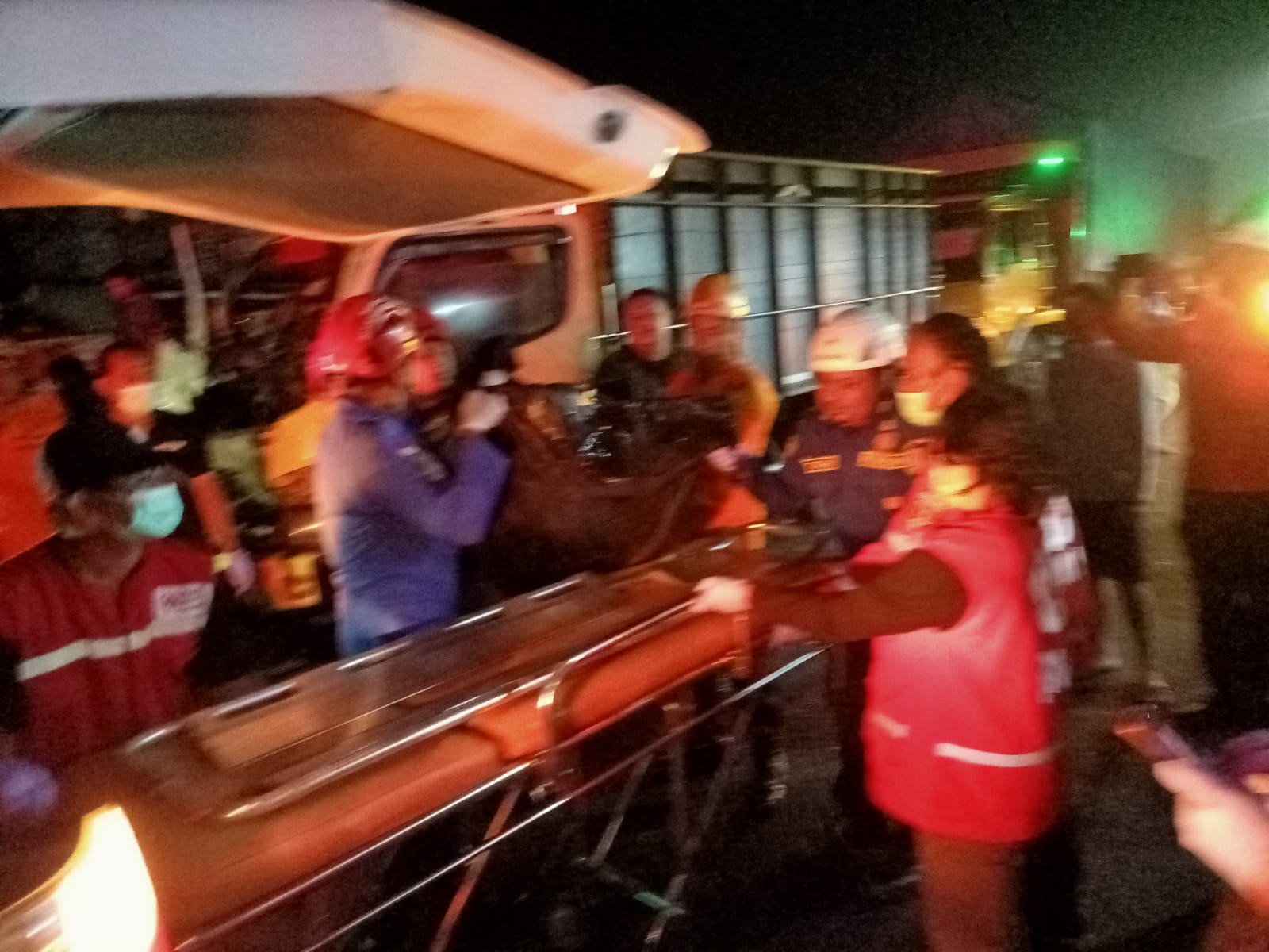 &nbsp;  EVAKUASI: Tim gabungan mengevakuasi pengemudi truk yang meninggal dunia akibat terjepit kabin, Rabu (25/9).