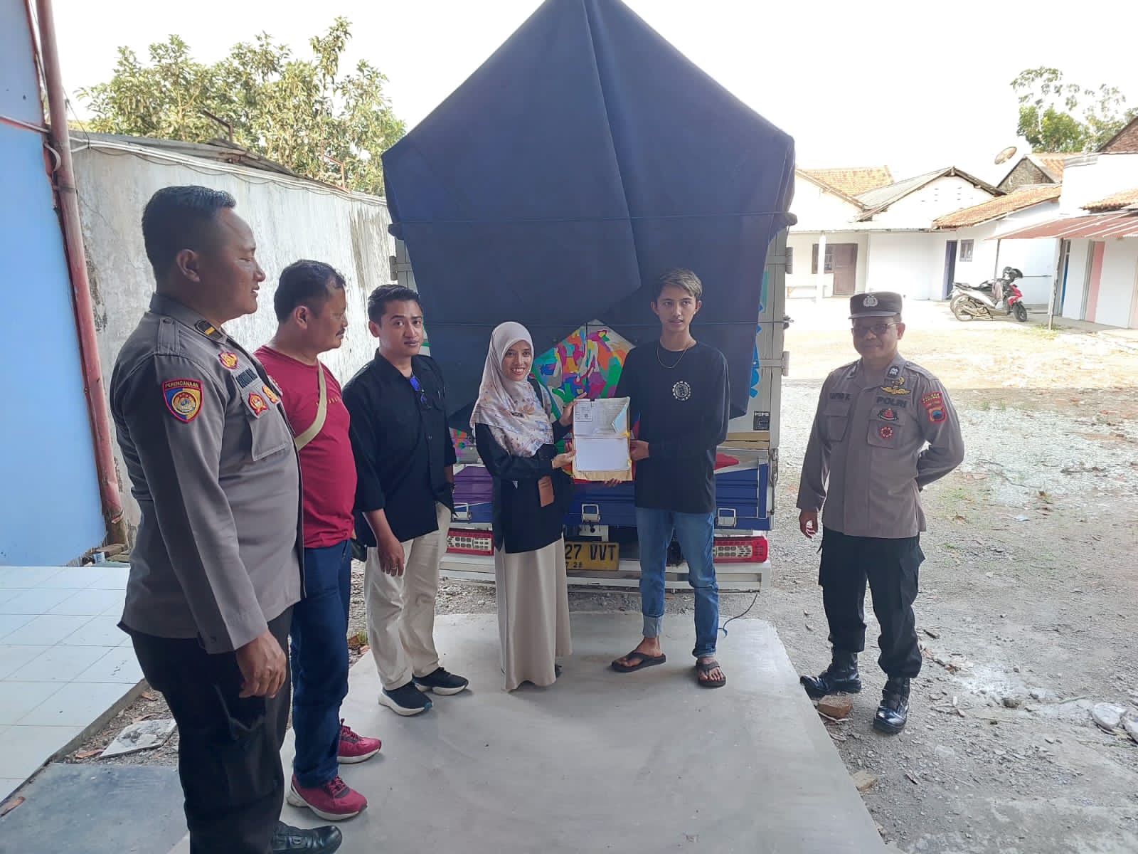 PERSIAPAN PILKADA : Petugas KPU Kebumen mulai terima logistik Pilkada 2024. Kedatangan logistik tahap pertama tersebut berupa kabel ties sebanyak 26 ribu buah.