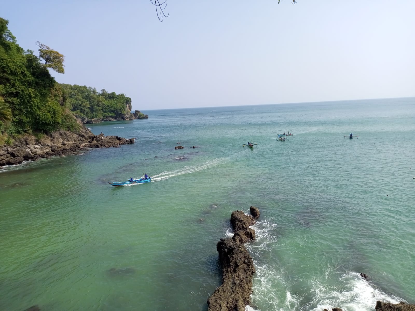 Keindahan bentang alam Pantai Pedalen yang berada di kawasan Geopark Kebumen.