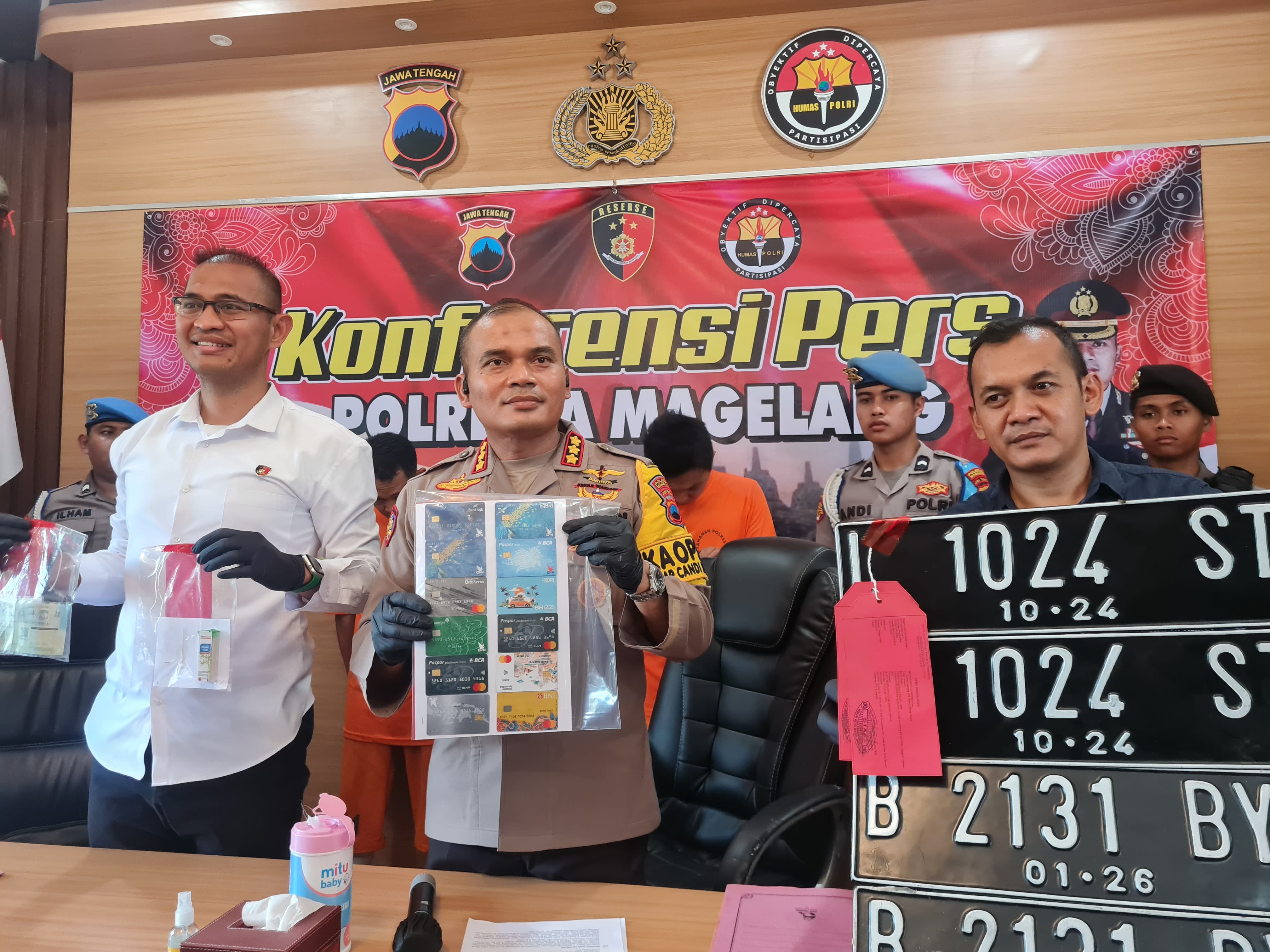DITANGKAP: Tiga pelaku dengan modus ganjal mesin ATM berhasil diringkus polisi di sebuah penginapan di Kabupaten Jepara.