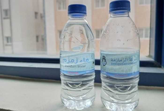 Air zamzam, air suci dari Mekkah.