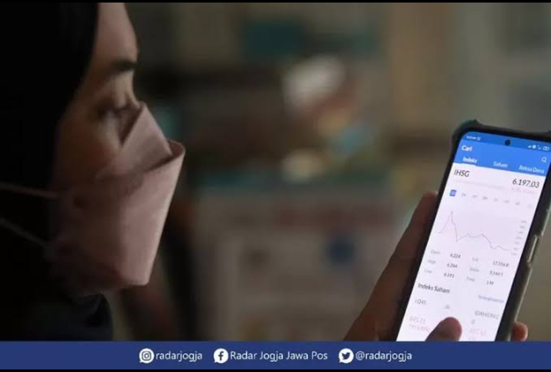Investor memantau pergerakan saham IHSG
