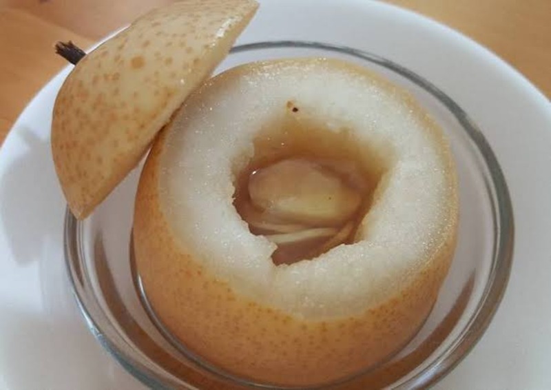 Buah pir kukus.