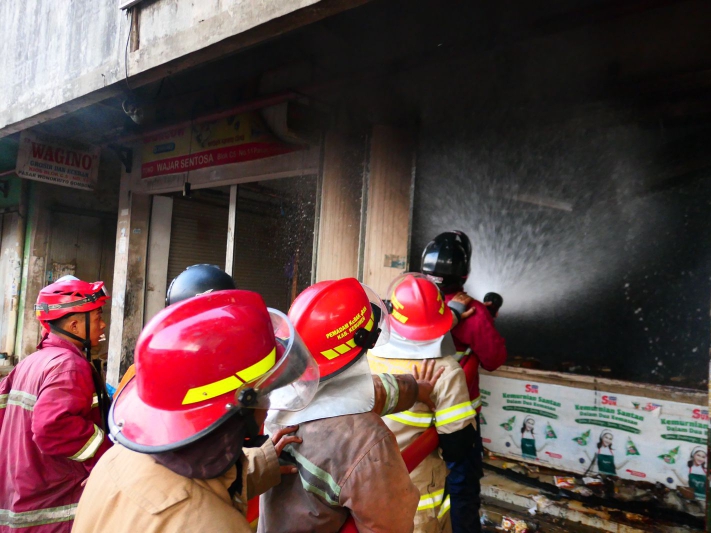Pemadam kebakaran memadamkan api di Pasar Wonokriyo, Gombong