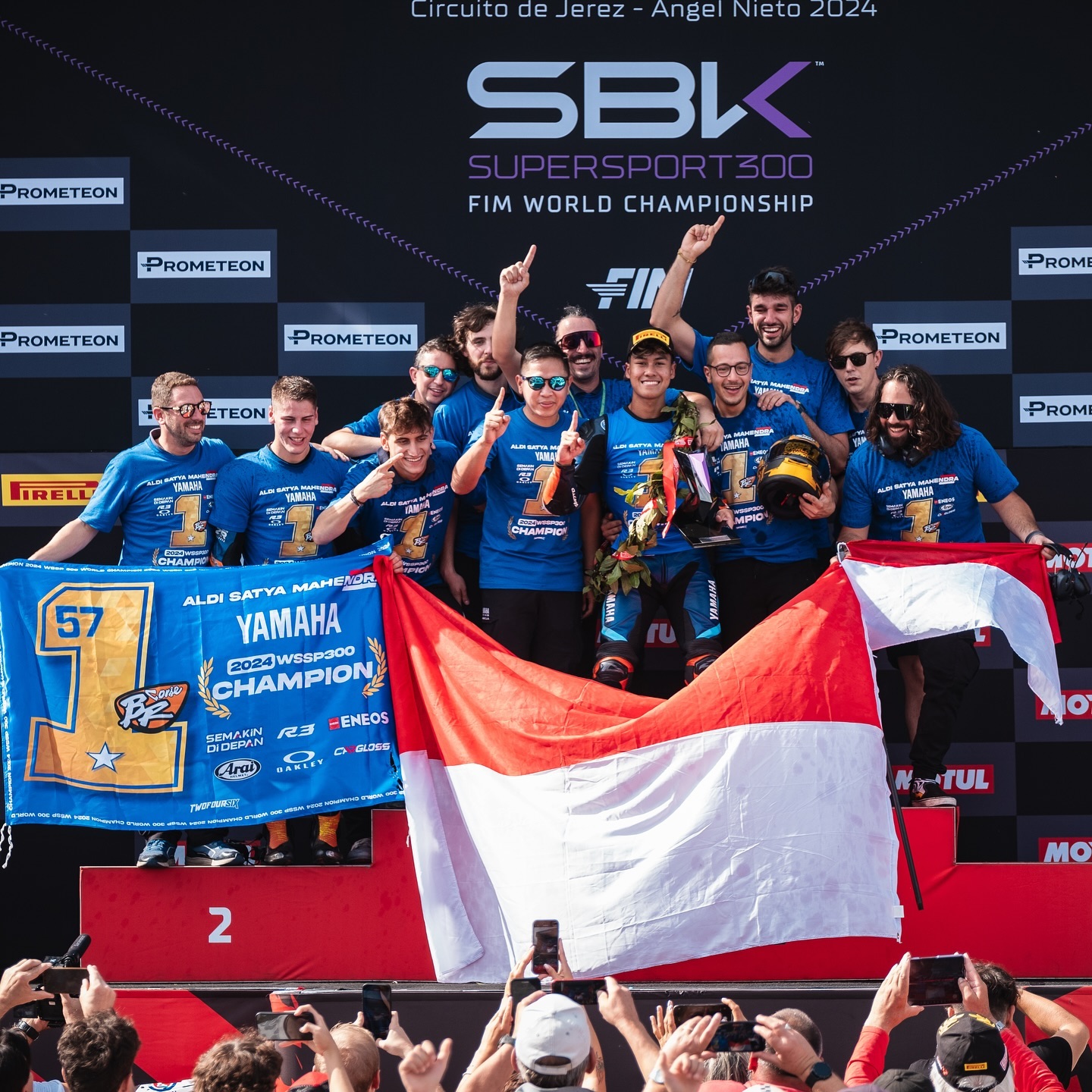 Momen saat Aldi Satya Mahendra di podium dan merayakan gelar juara dunia bersam Tim Yamaha Racing.