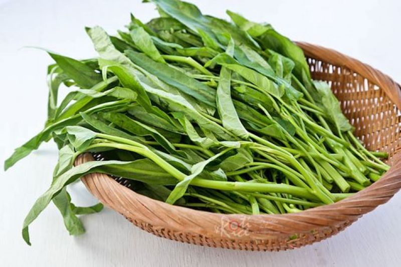 Kangkung segar yang masih mentah.