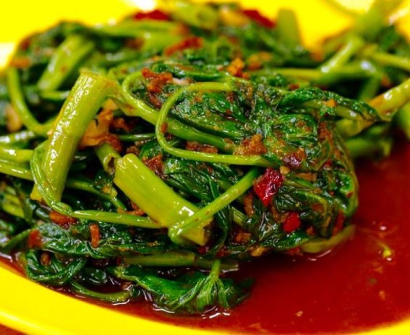 Salah satu olahan yang bisa dicoba untuk menikmati sayur tinggi serat ini dengan menjadikannya sambal kangkung.