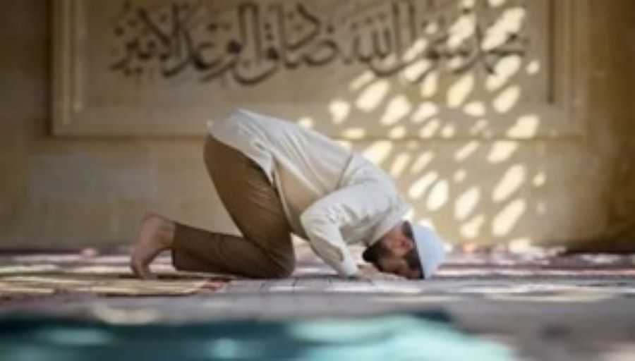 Ilustrasi seseorang sedang salat.