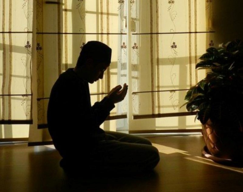 Memanjatkan doa dengan khusyuK.