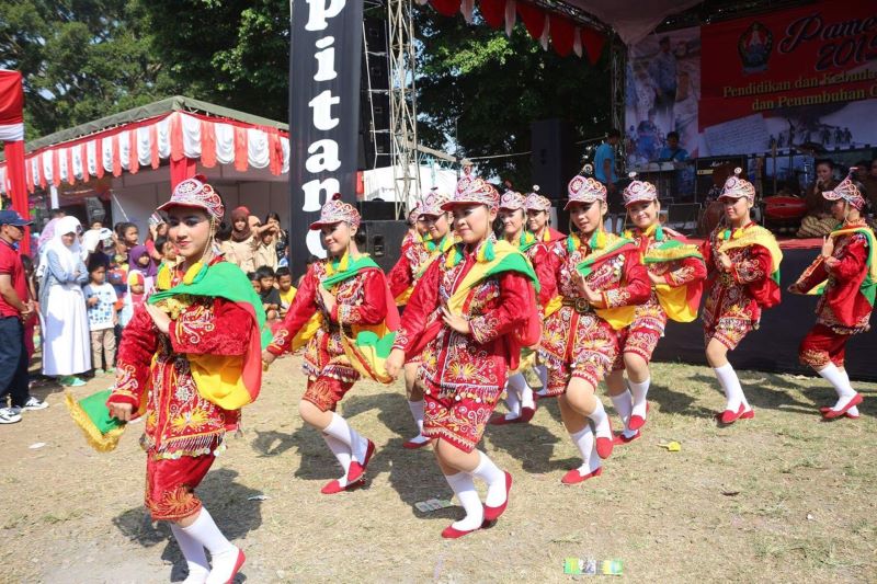 NGURI-URI BUDAYA: Para siswa menarikan tari Bangilun Temanggung Jawa Tengah.