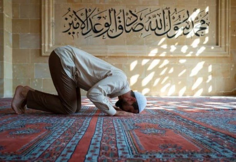 Ilustrasi seseorang sedang salat.