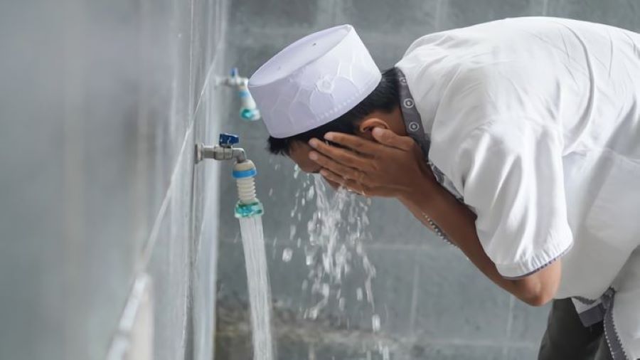 Seseorang sedang berwudhu.