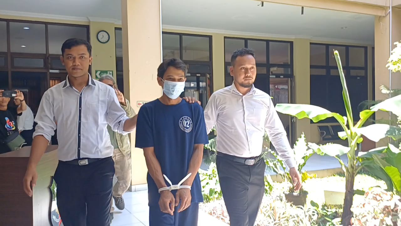 Tersangka M saat digelandang oleh petugas Satreskrim Polres Purworejo pada Senin (4/11).  &nbsp;
