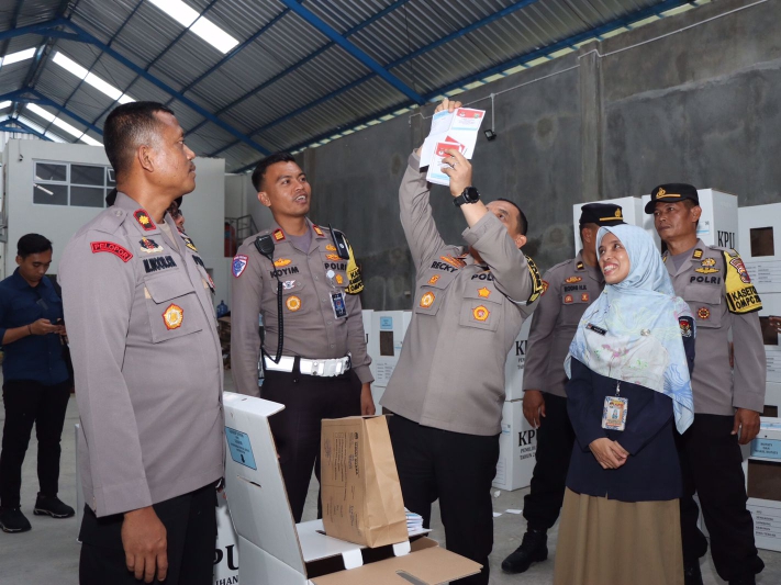 MONITORING : Kapolres Kebumen AKBP Recky meninjau sistem keamanan gudang logistik KPU Kebumen. (Dokumentasi Humas Polres Kebumen)