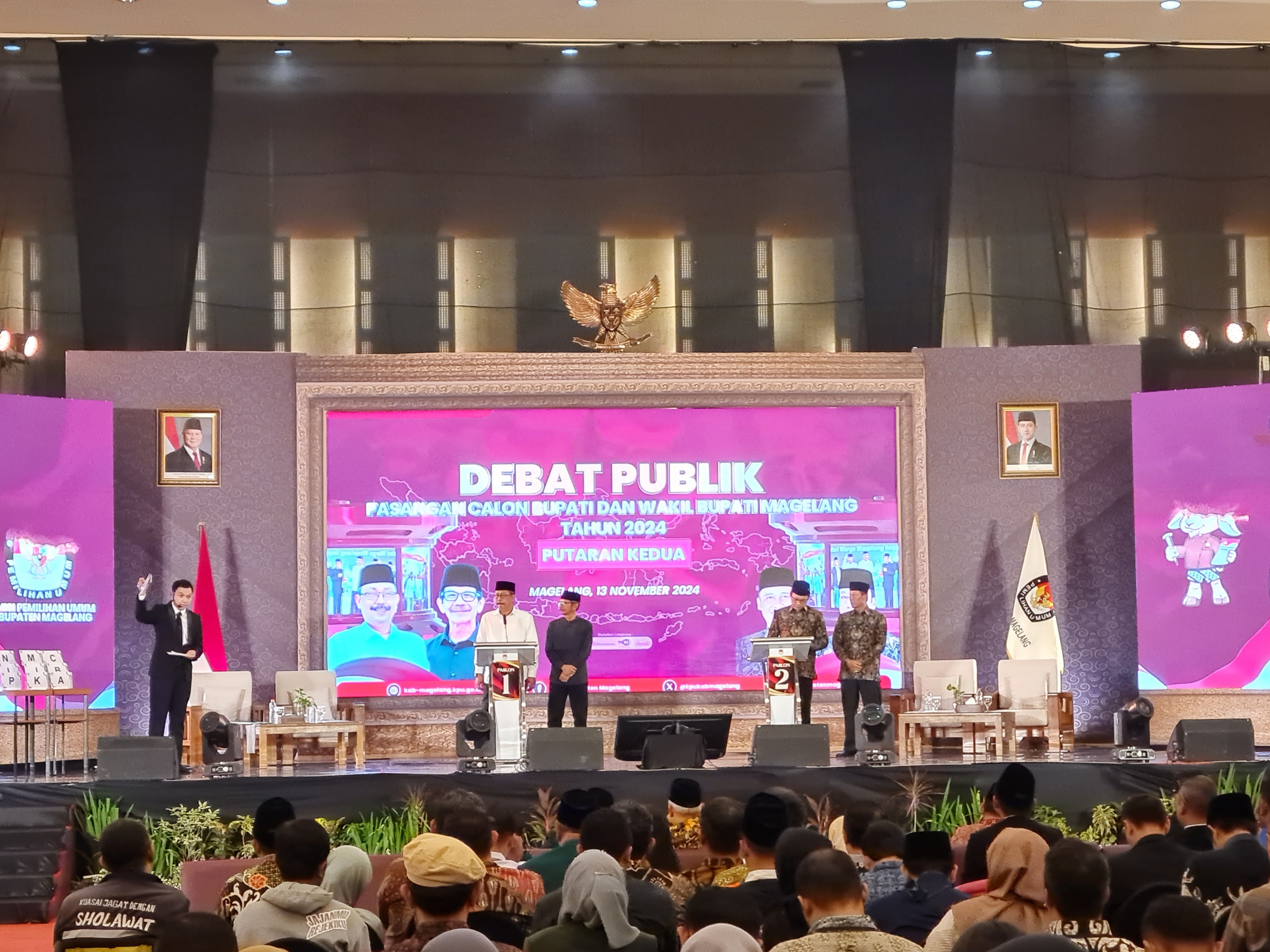 NAILA NIHAYAH/RADAR JOGJA  &nbsp;  ADU GAGASAN: Kedua paslon bupati dan wakil bupati Magelang mengikuti debat publik putaran kedua di Artos Hotel & Convention, Rabu malam (13/11).
