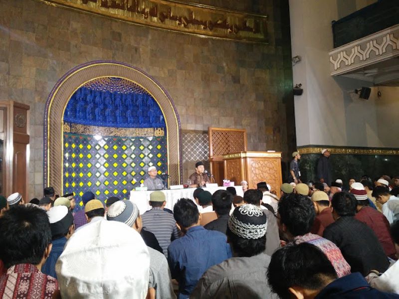 Mendengarkan ceramah di masjid.