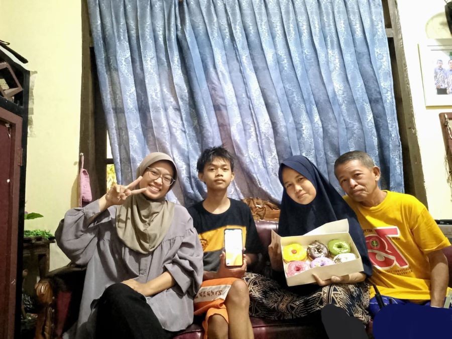 Salah satu hadiah di hari ulang tahun Ibu Syukriah.