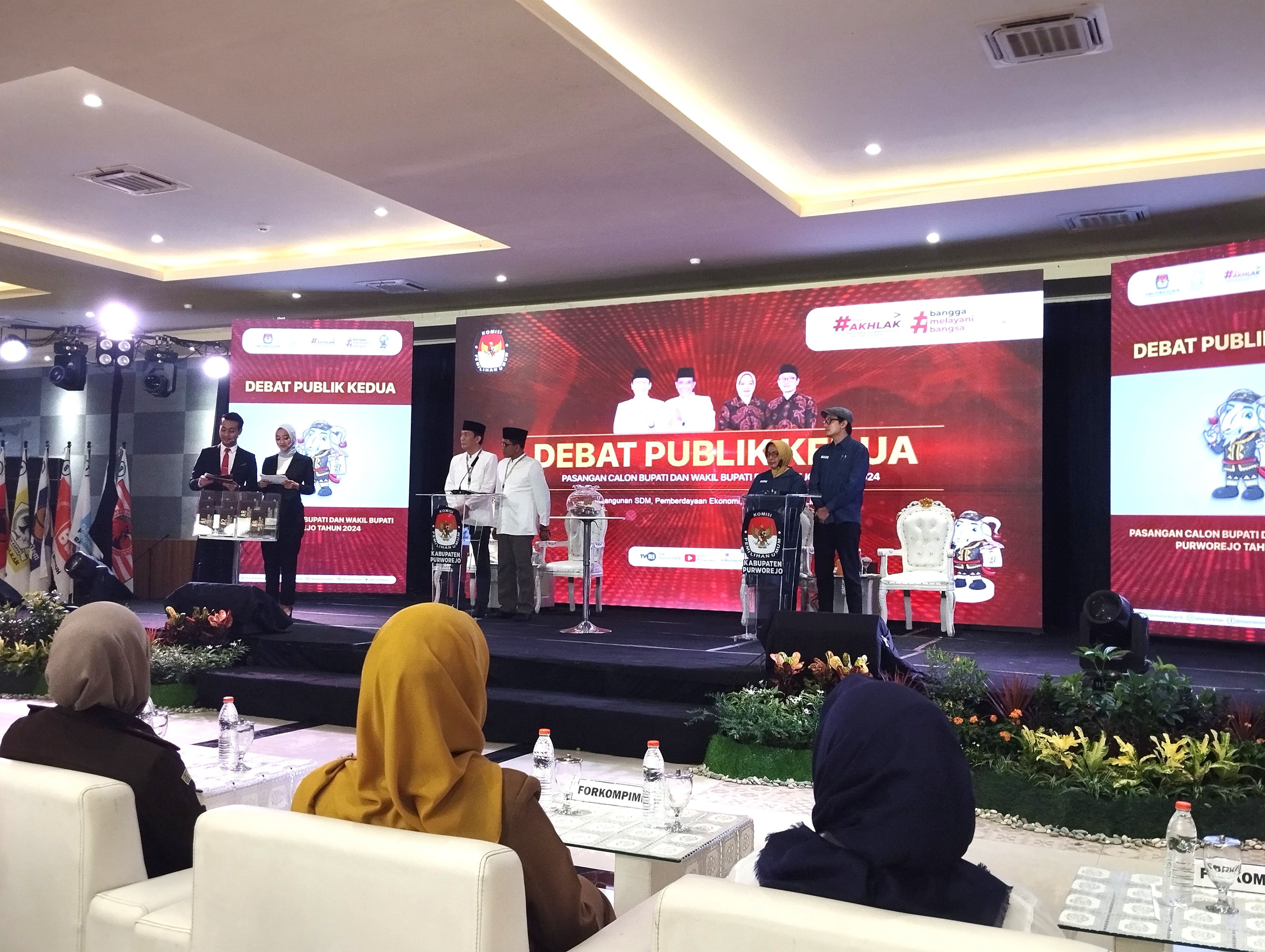 JIHAN ARON VAHERA/RADAR JOGJA Paslon Bupati dan Wakil Bupati Purworejo saling beradu gagasan untuk memikat hati masyarakat pada debat publik kedua di Gedung GCH, Senin (18/11).