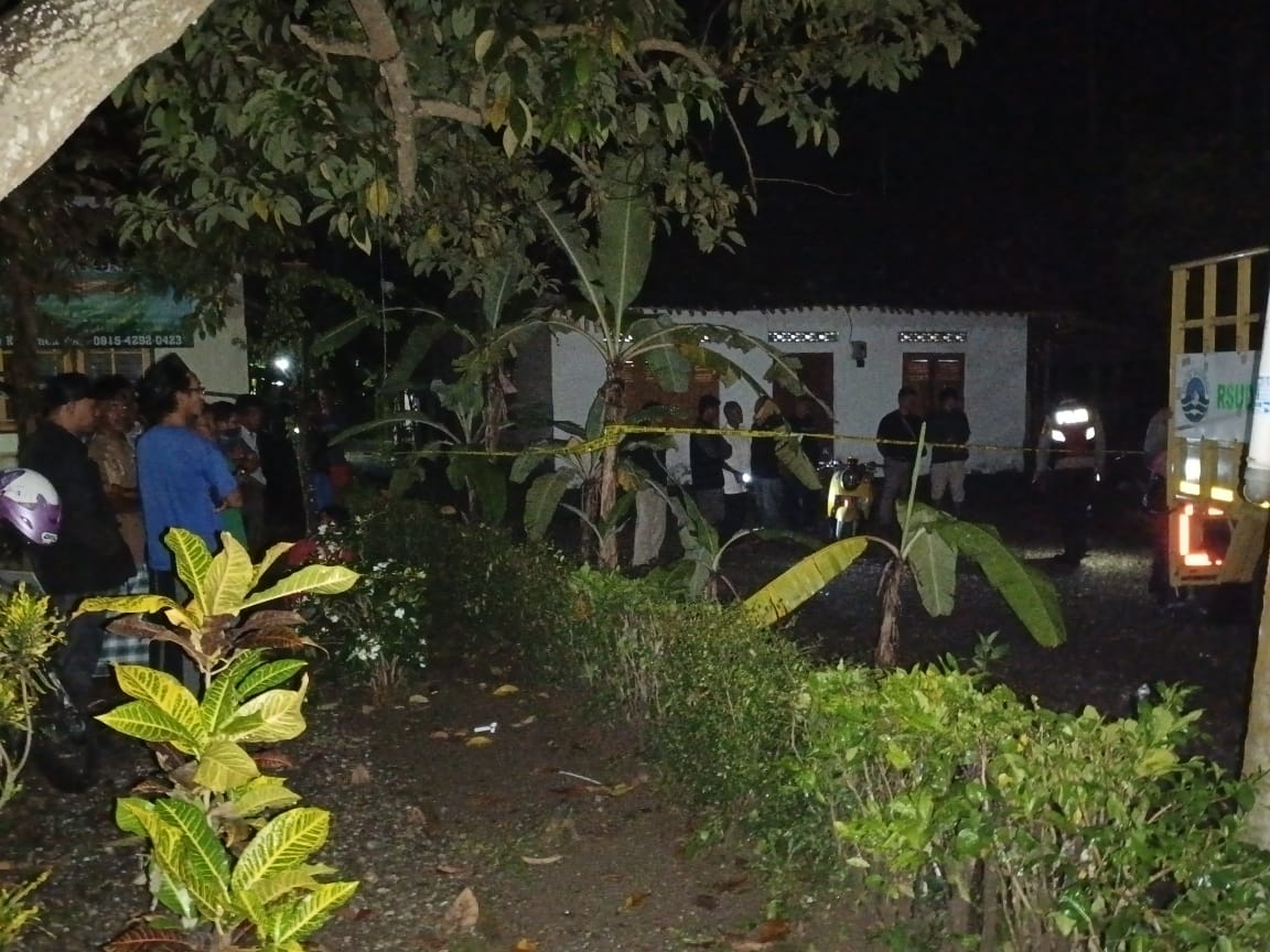 PENYELIDIKAN : Tim Inafis Polres Kebumen menggelar olah tempat kejadian perkara (TKP) di rumah warga Desa Muktisari yang ditemukan meninggal dengan luka tusuk. (M Hafied/Radar Jogja)